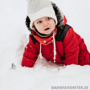 bebis som leker i snön